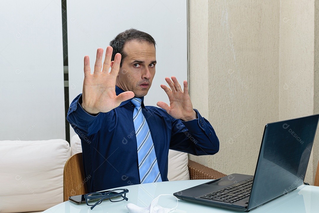 Homem jovem empresário sobre sua escritório mexendo notebook