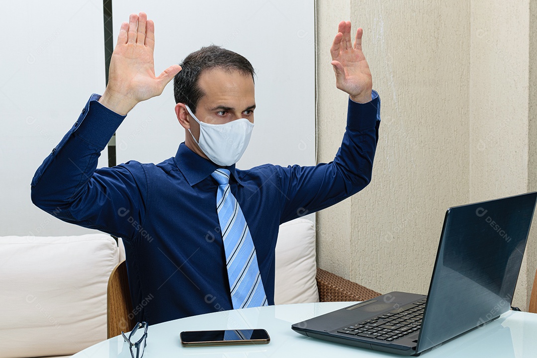 Homem jovem empresário sobre sua escritório mexendo notebook