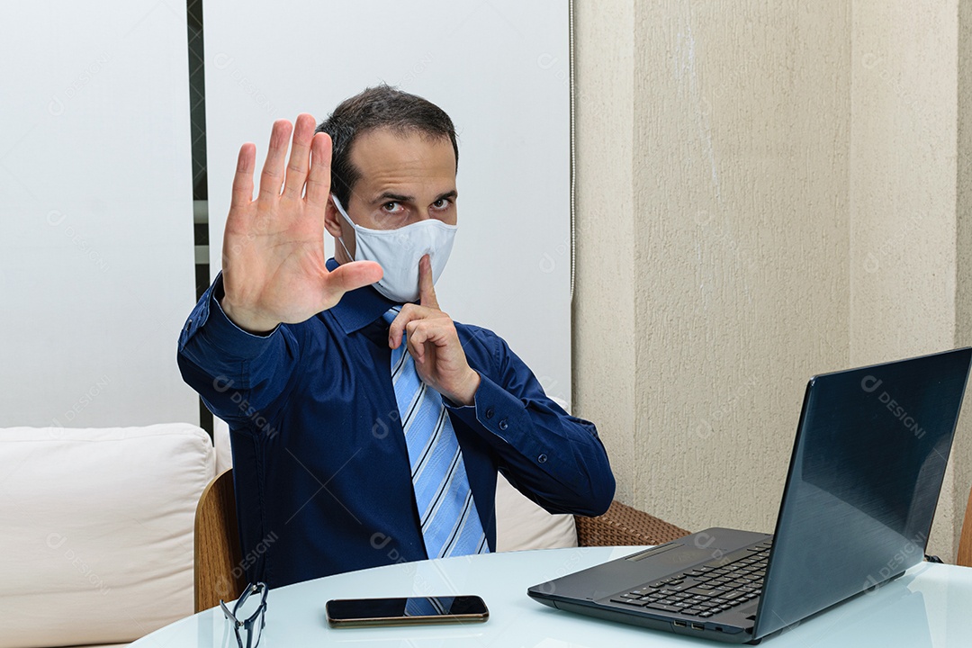 Homem jovem empresário sobre sua escritório mexendo notebook