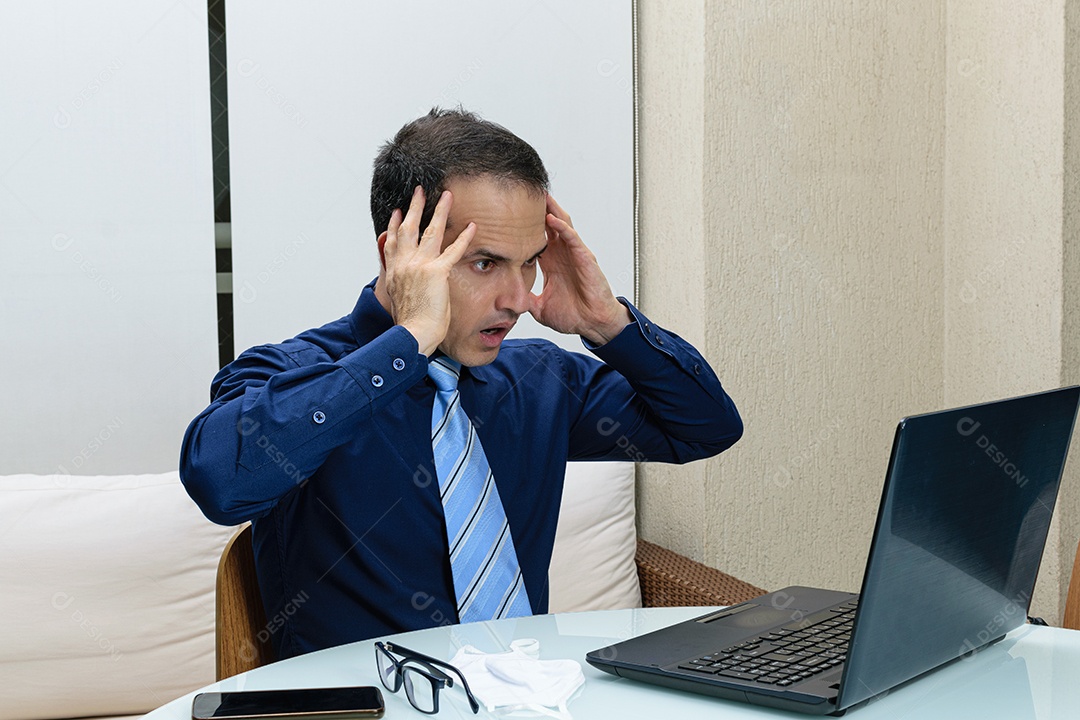 Homem jovem empresário sobre sua escritório mexendo notebook