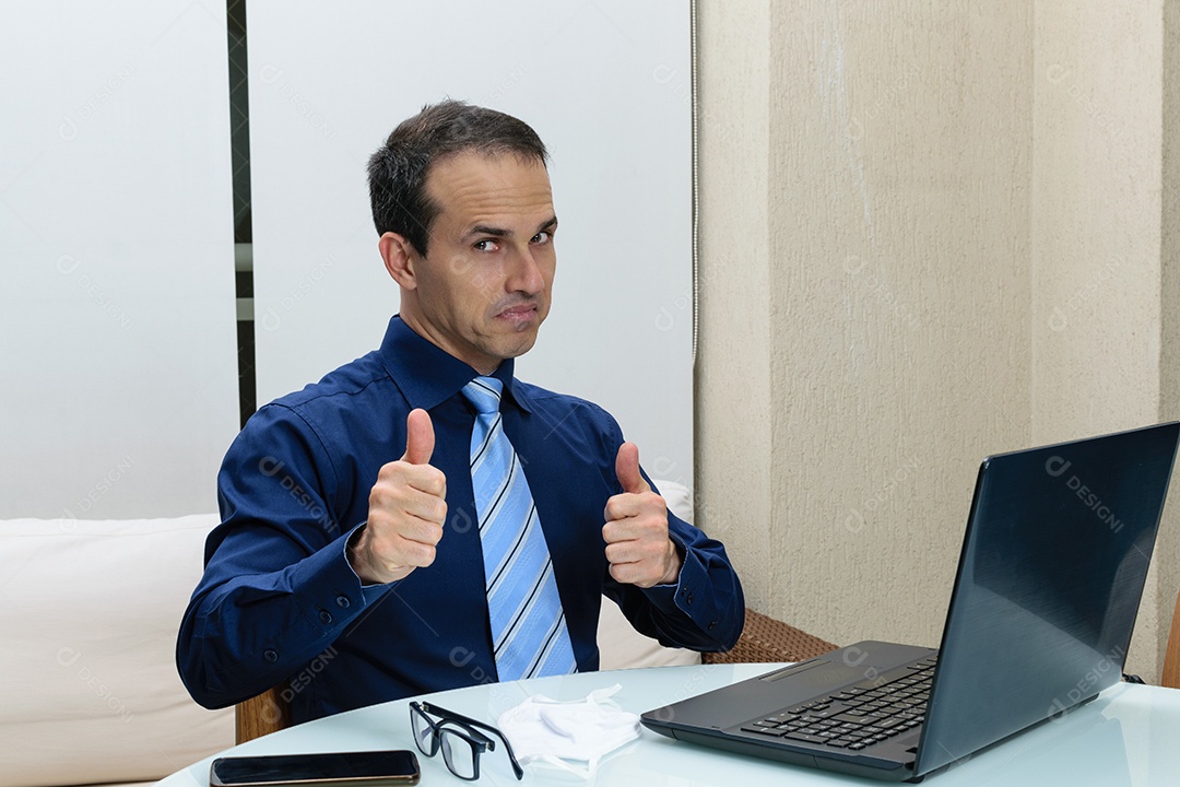 Homem jovem empresário sobre sua escritório mexendo notebook