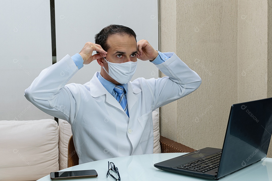 Homem jovem medico sobre sua clinica