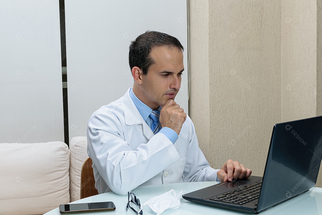 Homem jovem medico sobre sua clinica