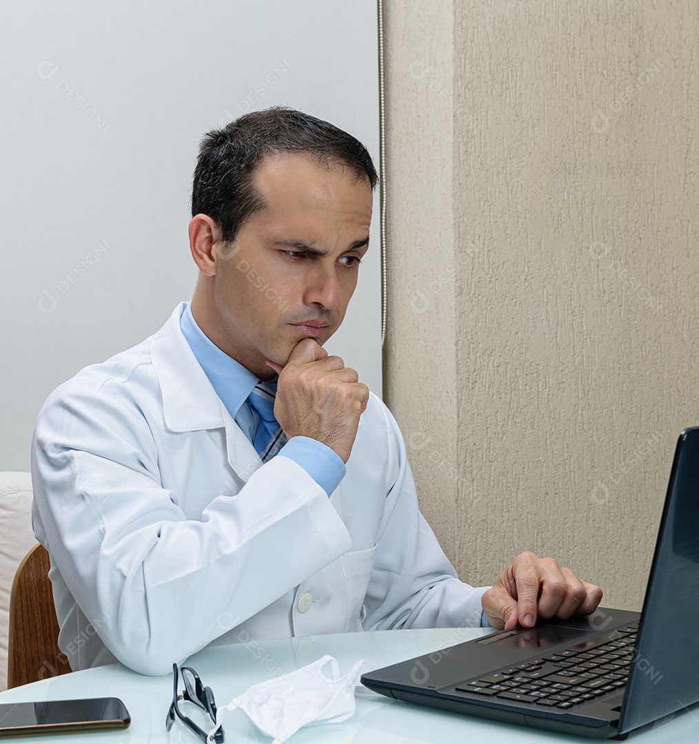 Homem jovem medico sobre sua clinica