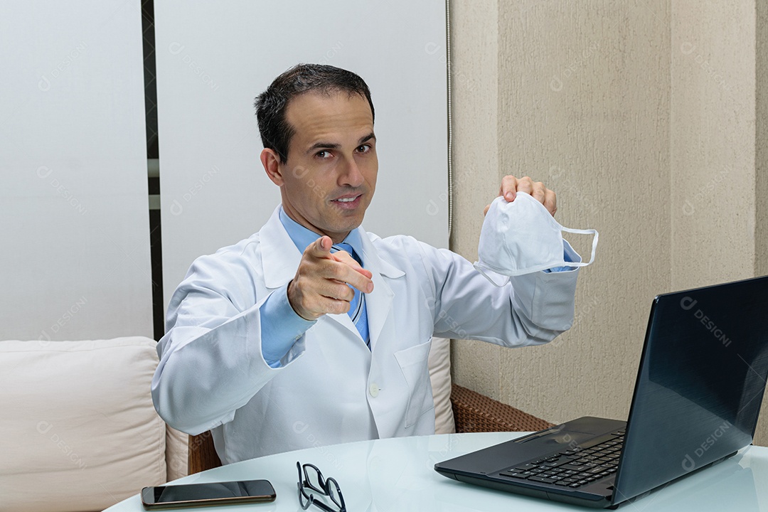 Homem jovem medico sobre sua clinica