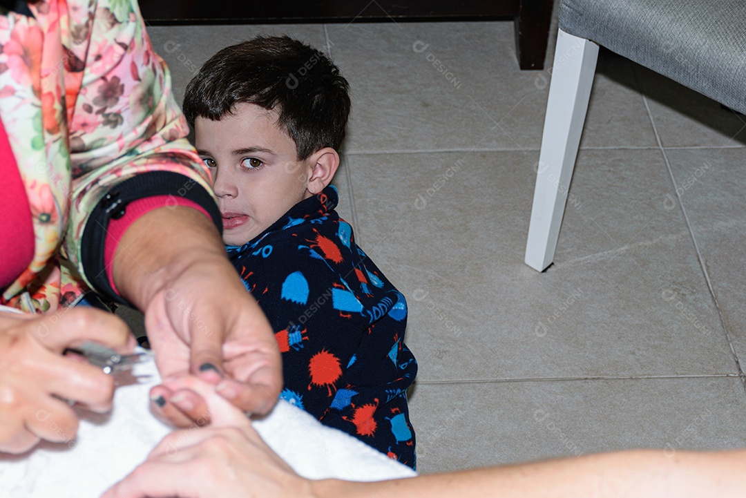 Manicure com palito de madeira com algodão para limpar a cutícula da cliente.
