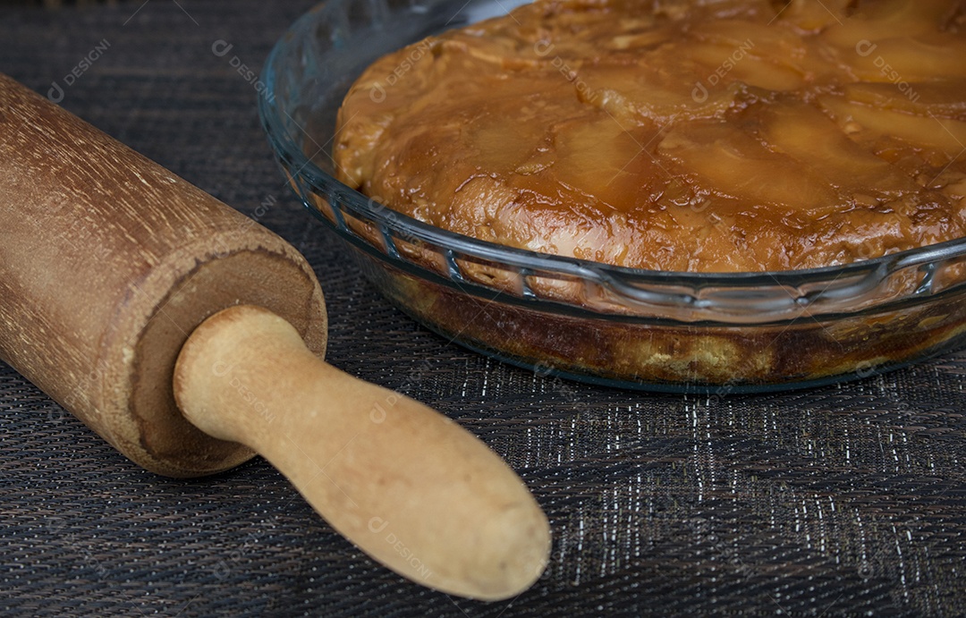 Torta de maçã brasileira, doce muito famoso no Brasil na mesa de madeira da cozinha.