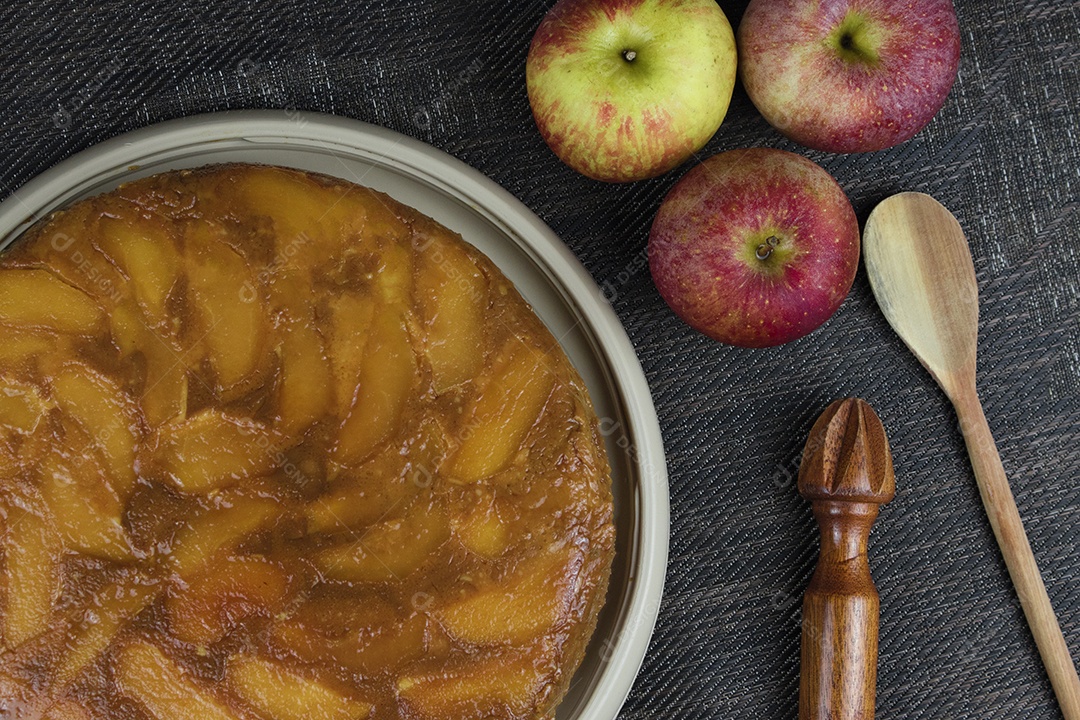 Torta de maçã brasileira, doce muito famoso no Brasil na mesa de madeira da cozinha.