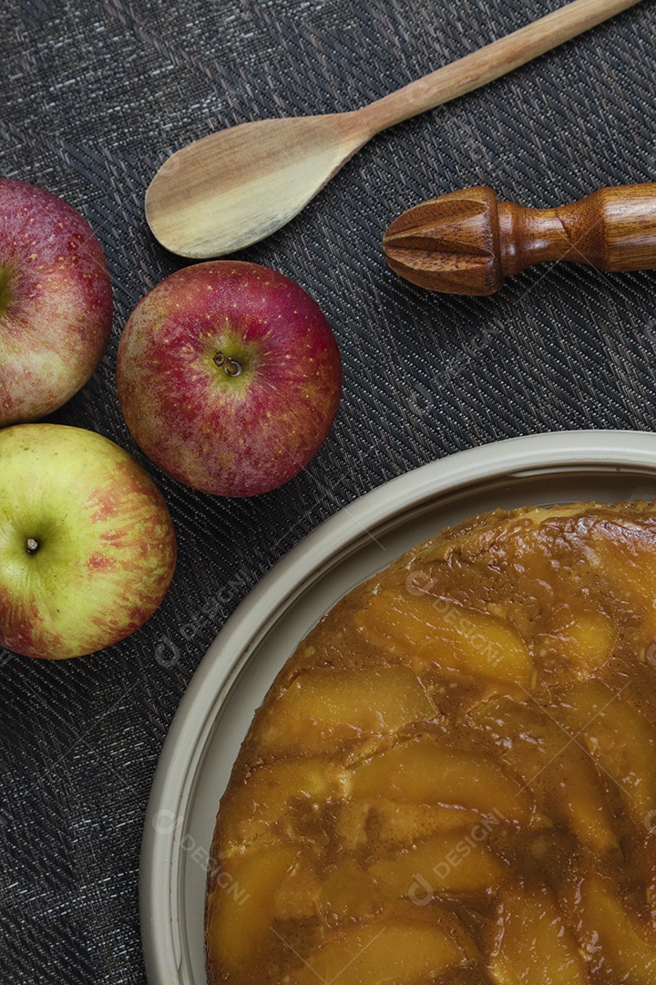 Torta de maçã brasileira, doce muito famoso no Brasil na mesa de madeira da cozinha.