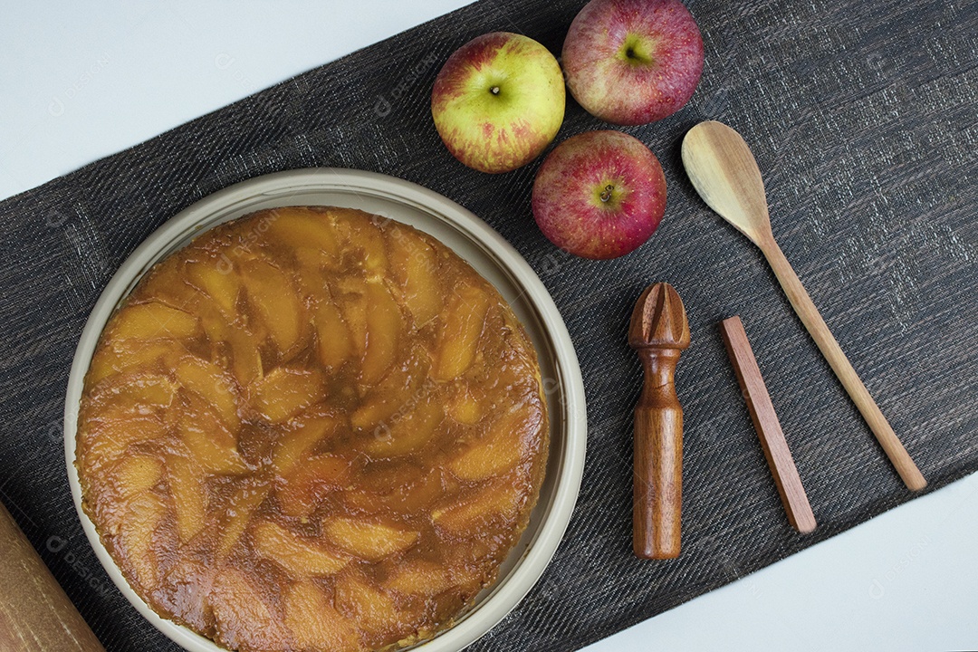 Torta de maçã brasileira, doce muito famoso no Brasil na mesa de madeira da cozinha.