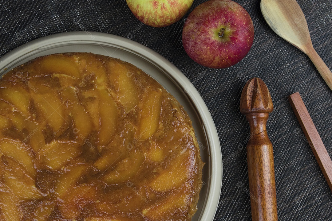Torta de maçã brasileira, doce muito famoso no Brasil na mesa de madeira da cozinha.
