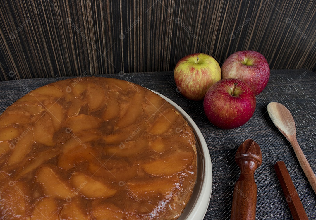 Torta de maçã brasileira, doce muito famoso no Brasil na mesa de madeira da cozinha.