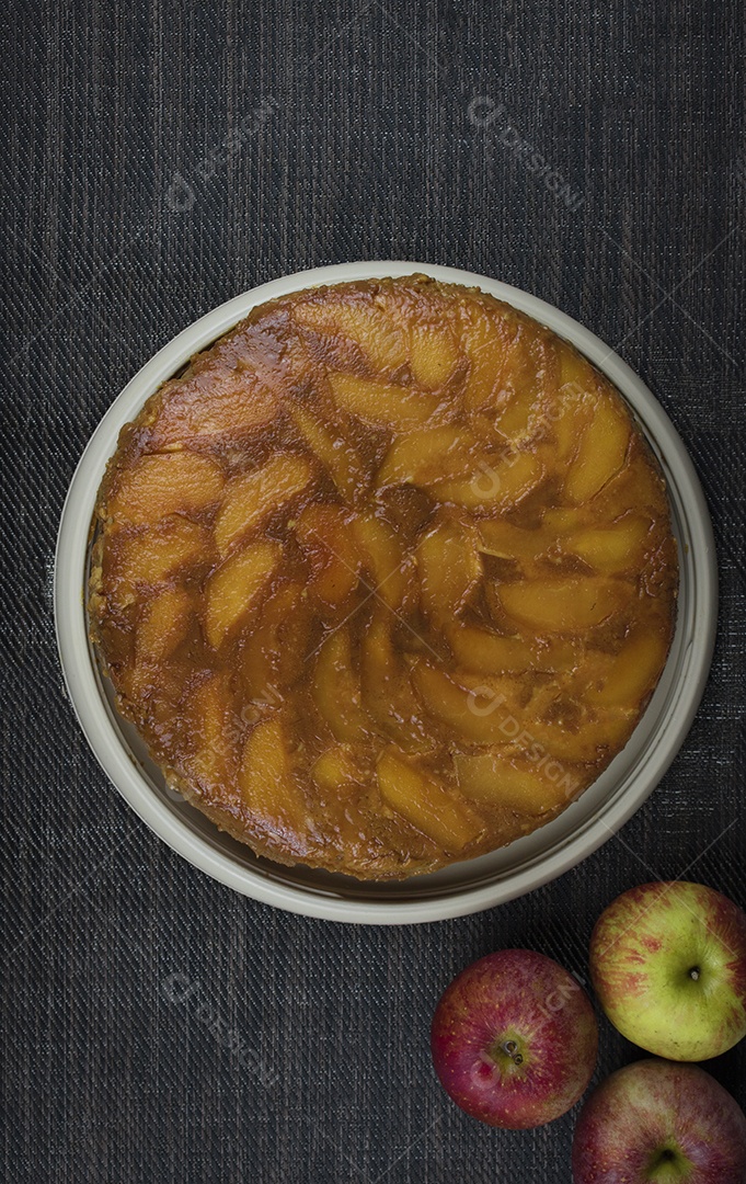 Torta de maçã brasileira, doce muito famoso no Brasil na mesa de madeira da cozinha.