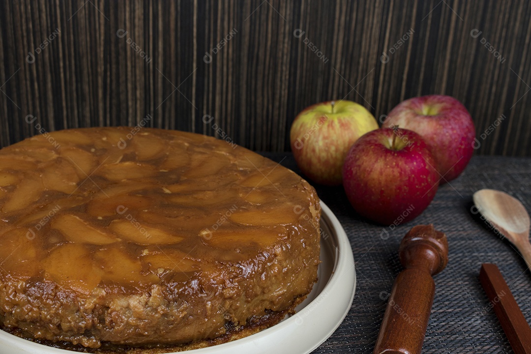 Torta de maçã brasileira, doce muito famoso no Brasil na mesa de madeira da cozinha.