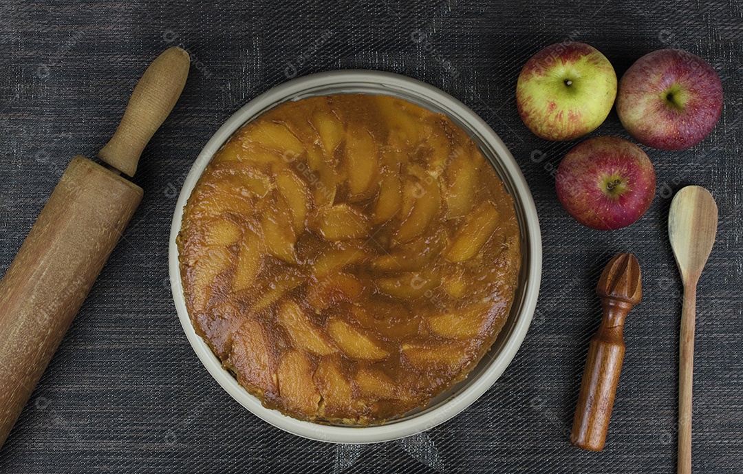 Torta de maçã brasileira, doce muito famoso no Brasil na mesa de madeira da cozinha.