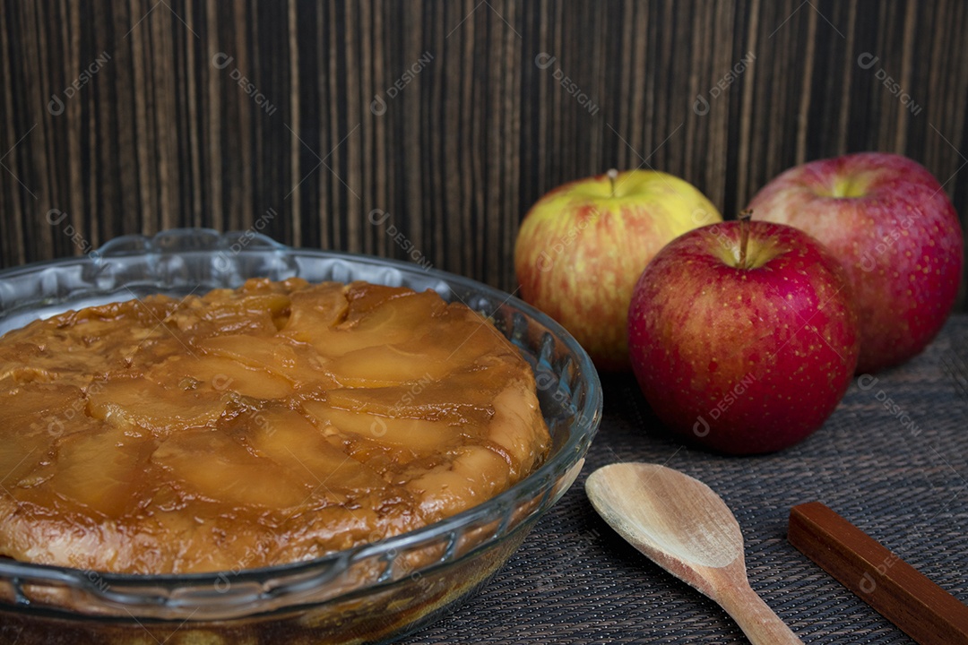 Torta de maçã brasileira, doce muito famoso no Brasil na mesa de madeira da cozinha.