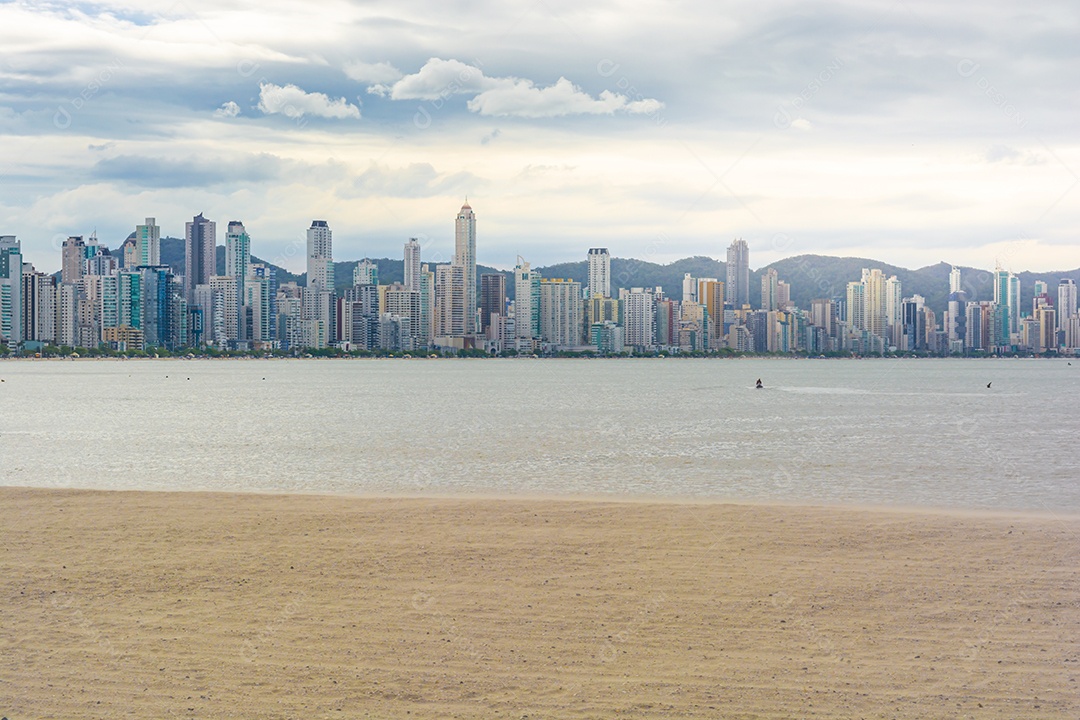 Fundo da praia central de balneário Camboriú com prédios