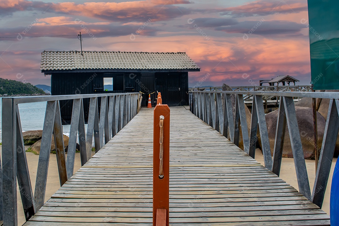Vista lateral da Praia de Laranjeiras em um dia ensolarado com famílias aproveitando
