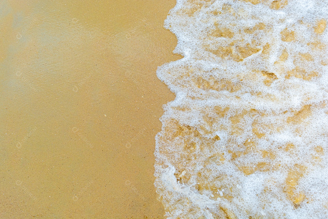 Ondas do mar vindo sobre a areia da praia