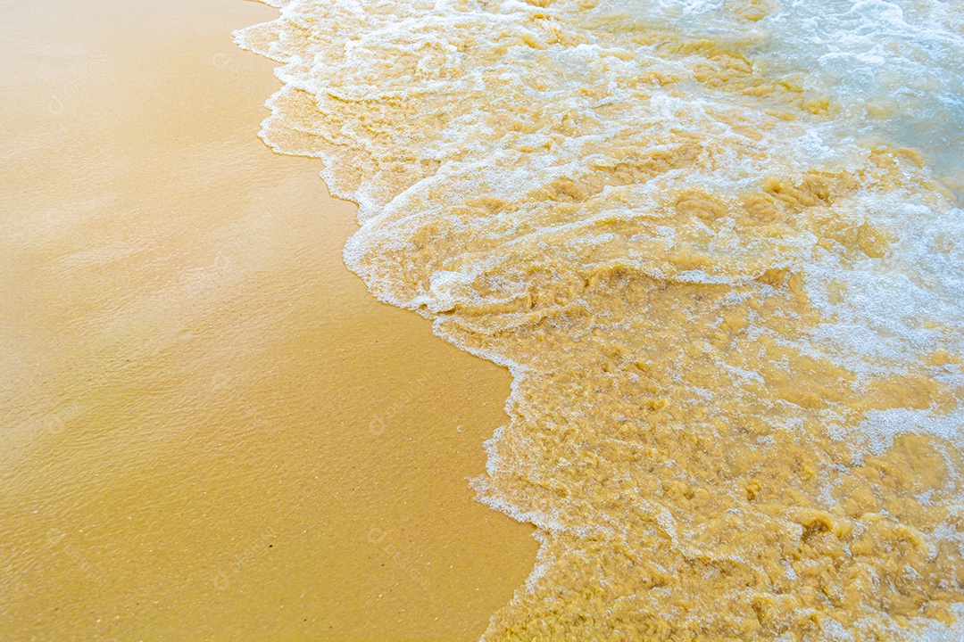 Ondas do mar vindo sobre a areia da praia