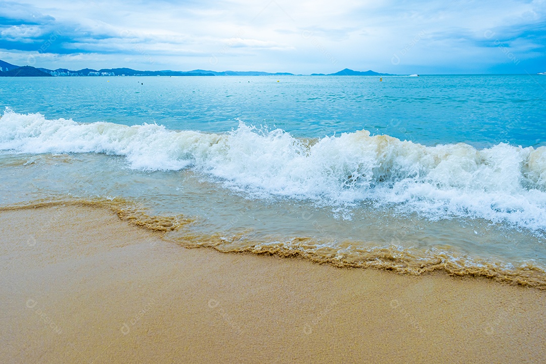 Ondas do mar vindo sobre a areia da praia