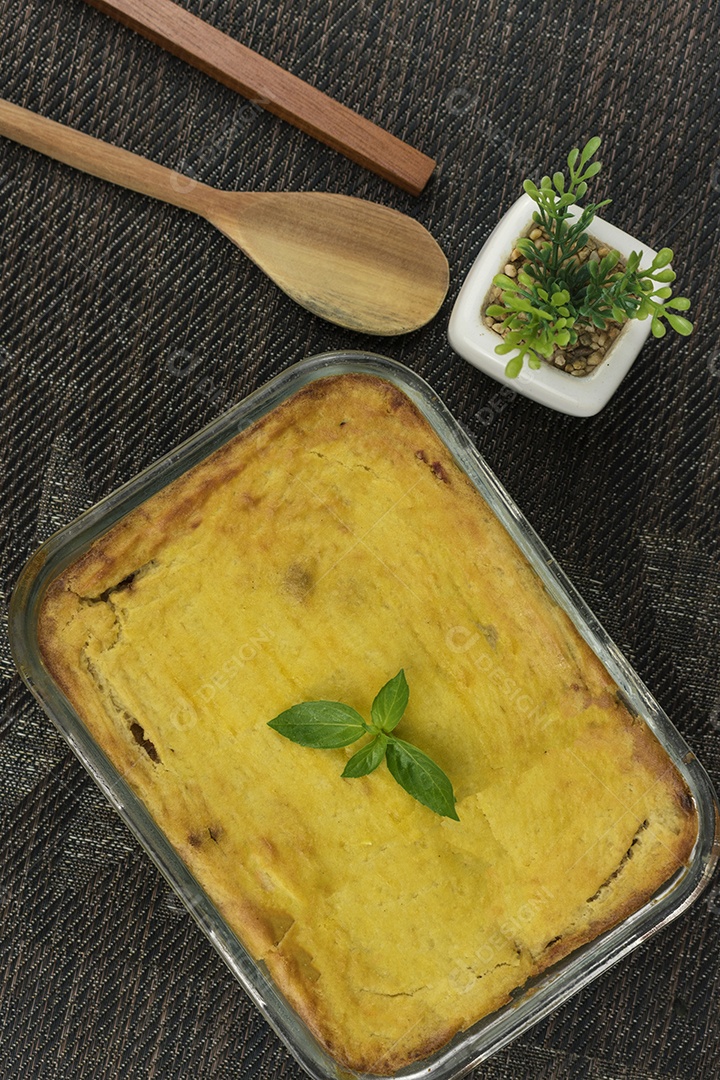 Torta de Palmito na Mesa de Madeira da Cozinha. Famosa Torta de Natal no Brasil. Vista do topo.