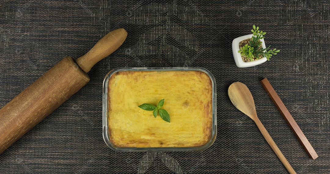 Torta de Palmito na Mesa de Madeira da Cozinha. Famosa Torta de Natal no Brasil. Vista do topo.