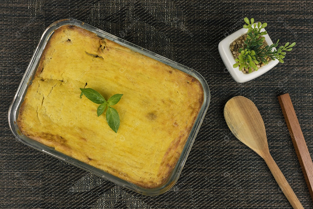 Torta de Palmito na Mesa de Madeira da Cozinha. Famosa Torta de Natal no Brasil. Vista do topo.
