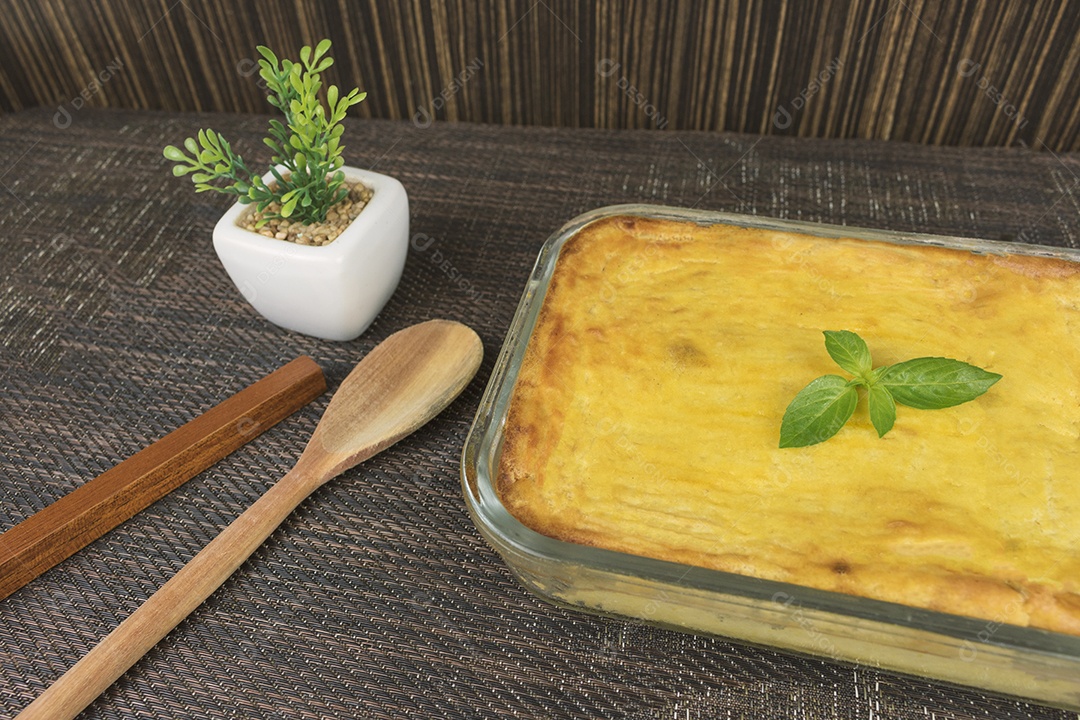 Torta de Palmito na Mesa de Madeira da Cozinha. Famosa Torta de Natal no Brasil. Vista do topo.