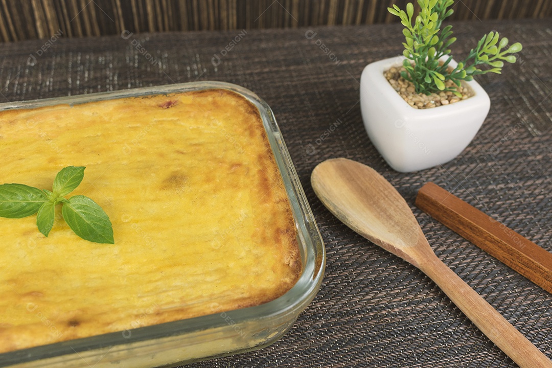 Torta de Palmito na Mesa de Madeira da Cozinha. Famosa Torta de Natal no Brasil. Vista do topo.