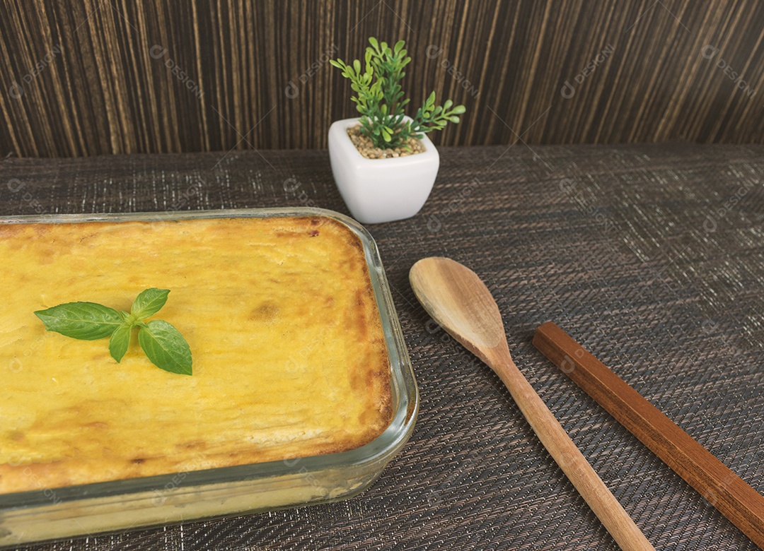 Torta de Palmito na Mesa de Madeira da Cozinha. Famosa Torta de Natal no Brasil. Vista do topo.