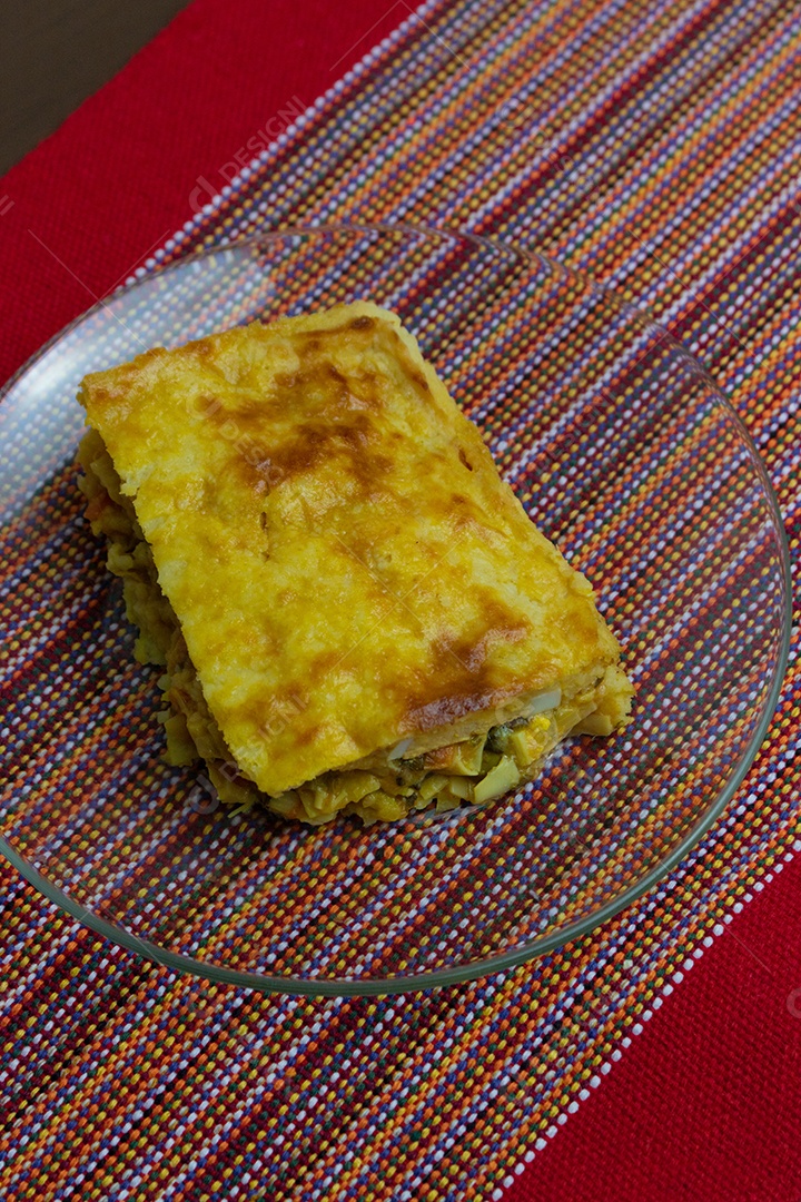 Torta de Palmito na Mesa de Madeira da Cozinha. Famosa Torta de Natal no Brasil. Vista do topo.