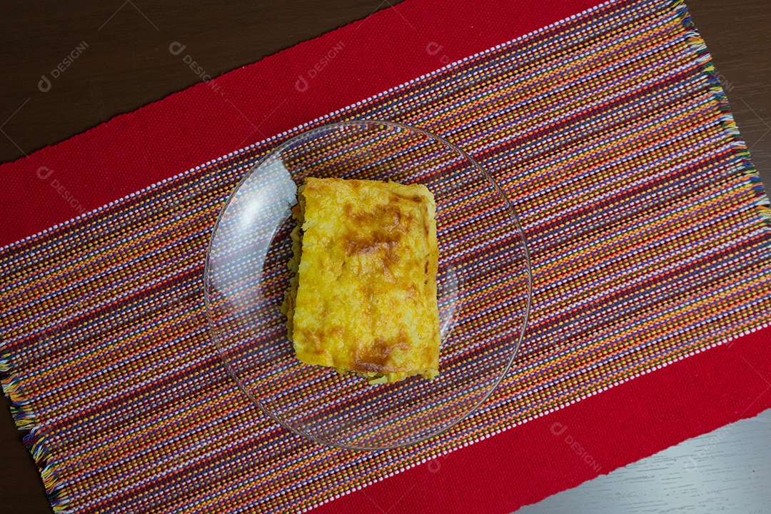 Torta de Palmito na Mesa de Madeira da Cozinha. Famosa Torta de Natal no Brasil. Vista do topo.