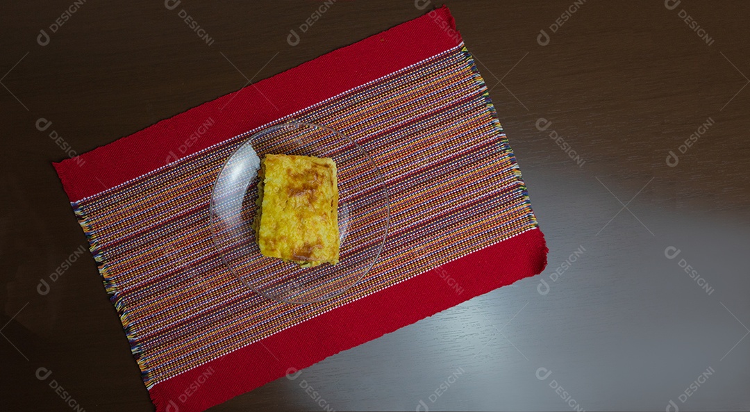 Torta de Palmito na Mesa de Madeira da Cozinha. Famosa Torta de Natal no Brasil. Vista do topo.