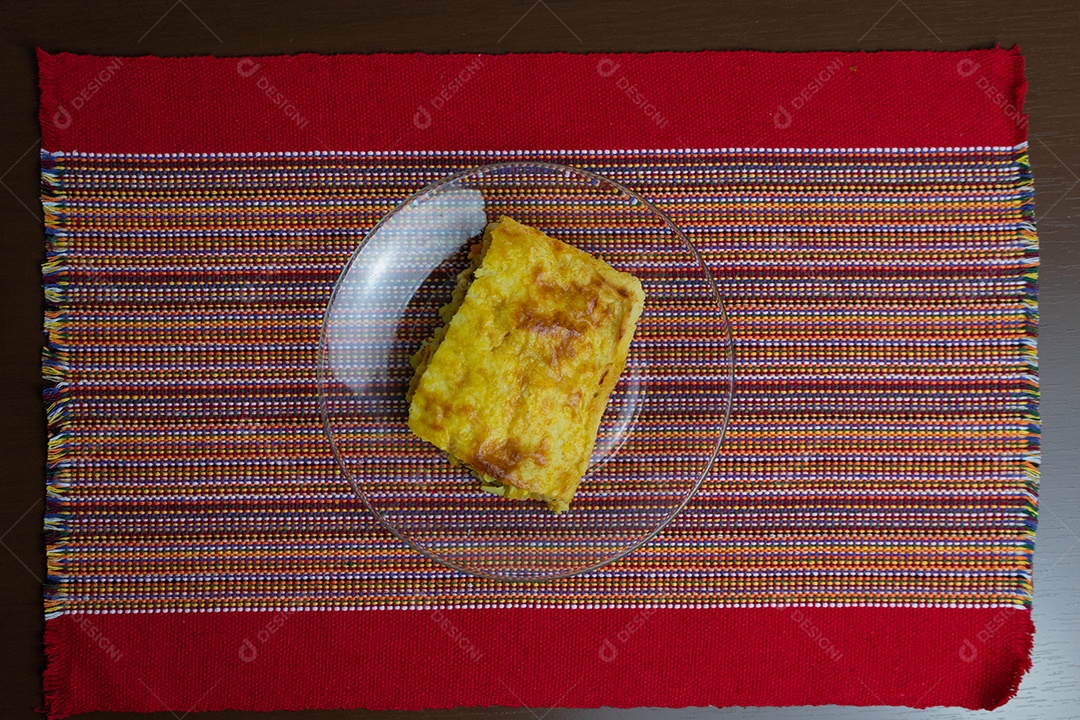 Torta de Palmito na Mesa de Madeira da Cozinha. Famosa Torta de Natal no Brasil. Vista do topo.