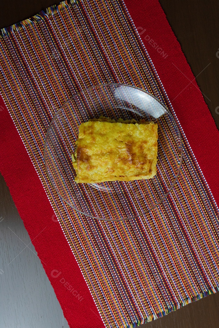 Torta de Palmito na Mesa de Madeira da Cozinha. Famosa Torta de Natal no Brasil. Vista do topo.