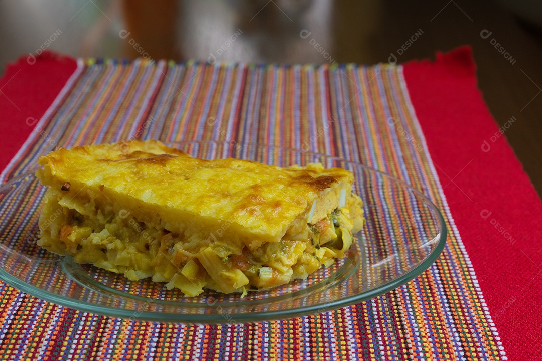 Torta de Palmito na Mesa de Madeira da Cozinha. Famosa Torta de Natal no Brasil. Vista do topo.