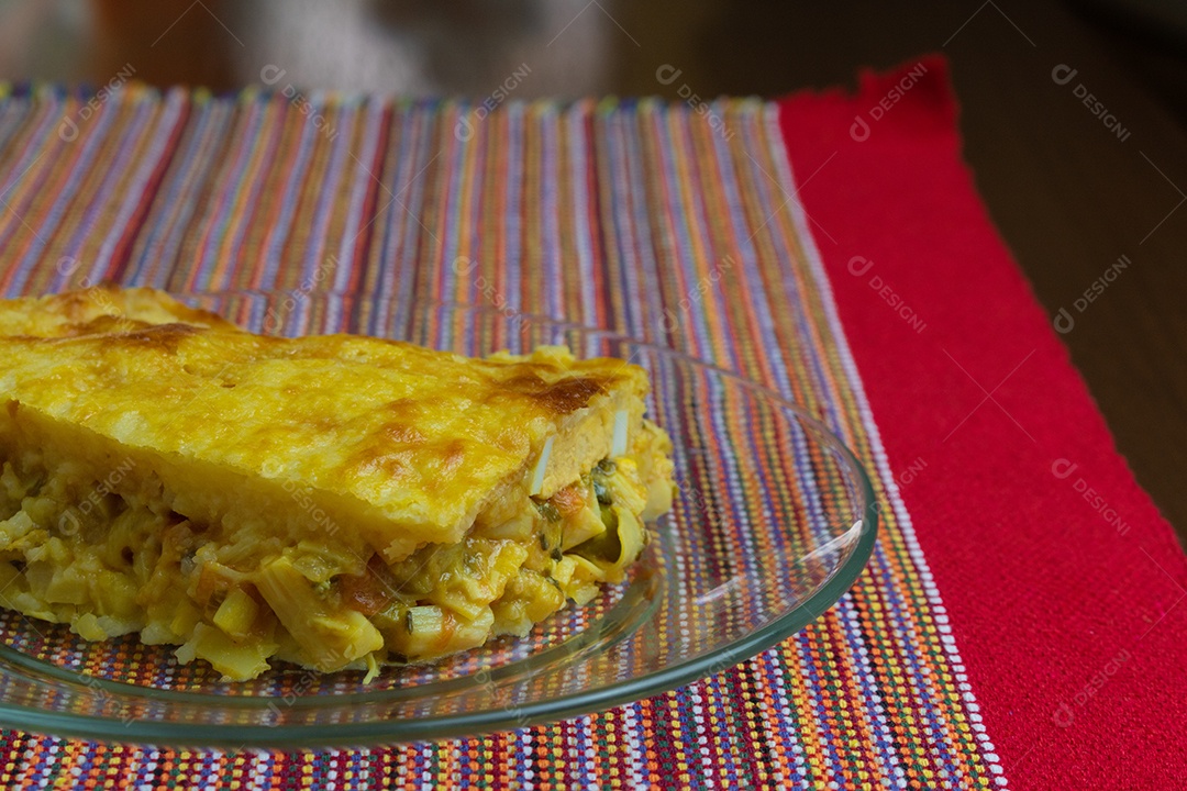 Torta de Palmito na Mesa de Madeira da Cozinha. Famosa Torta de Natal no Brasil. Vista do topo.