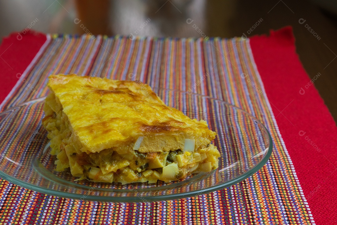 Torta de Palmito na Mesa de Madeira da Cozinha. Famosa Torta de Natal no Brasil. Vista do topo.