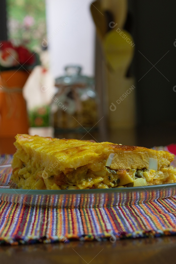 Torta de Palmito na Mesa de Madeira da Cozinha. Famosa Torta de Natal no Brasil. Vista do topo.