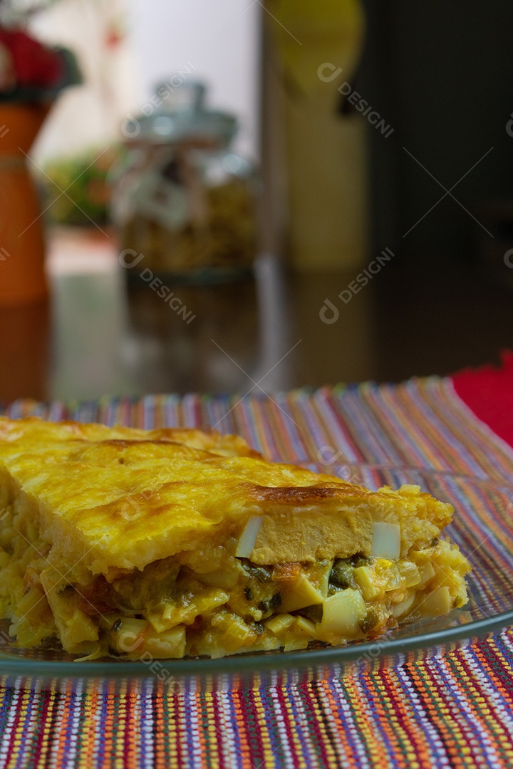 Torta de Palmito na Mesa de Madeira da Cozinha. Famosa Torta de Natal no Brasil. Vista do topo.