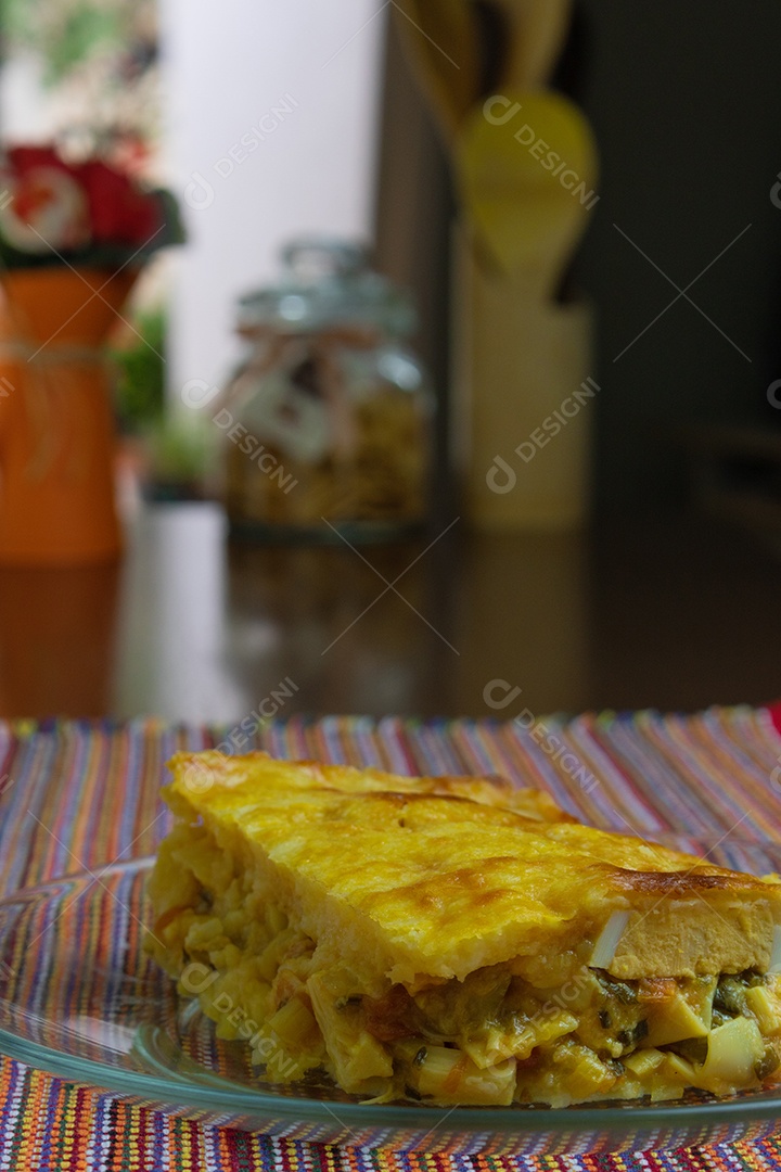 Torta de Palmito na Mesa de Madeira da Cozinha. Famosa Torta de Natal no Brasil. Vista do topo.