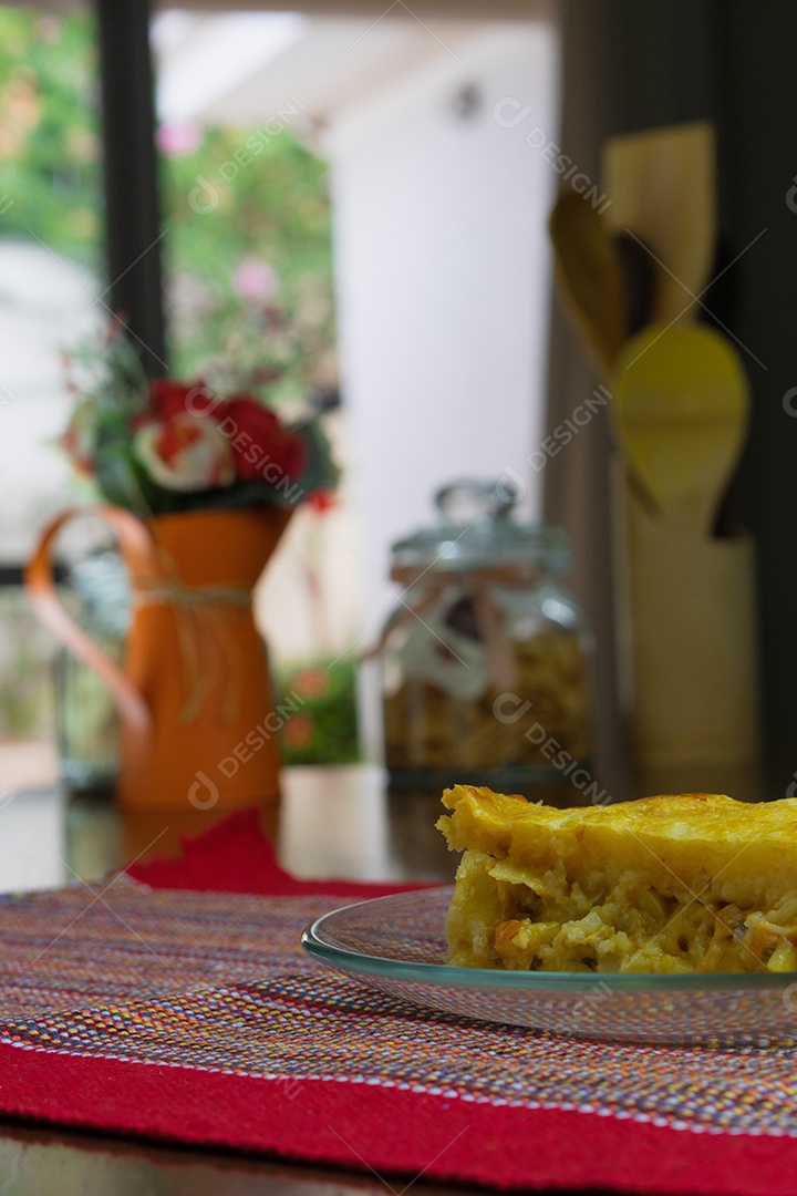 Torta de Palmito na Mesa de Madeira da Cozinha. Famosa Torta de Natal no Brasil. Vista do topo.