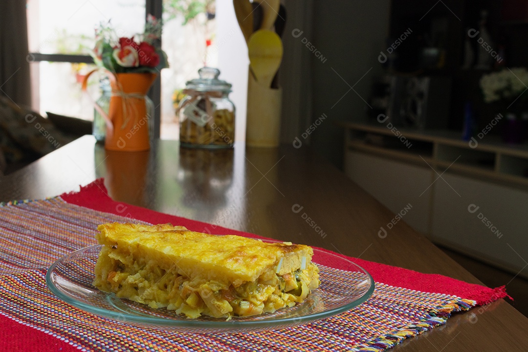 Torta de Palmito na Mesa de Madeira da Cozinha. Famosa Torta de Natal no Brasil. Vista do topo.