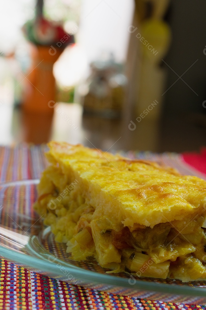 Torta de Palmito na Mesa de Madeira da Cozinha. Famosa Torta de Natal no Brasil. Vista do topo.