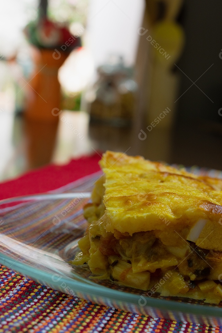 Torta de Palmito na Mesa de Madeira da Cozinha. Famosa Torta de Natal no Brasil. Vista do topo.