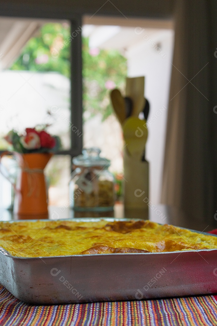 Torta de Palmito na Mesa de Madeira da Cozinha. Famosa Torta de Natal no Brasil. Vista do topo.