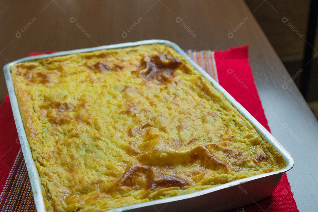 Torta de Palmito na Mesa de Madeira da Cozinha. Famosa Torta de Natal no Brasil. Vista do topo.