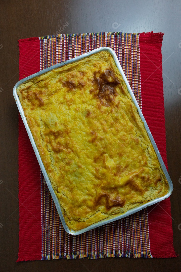 Torta de Palmito na Mesa de Madeira da Cozinha. Famosa Torta de Natal no Brasil. Vista do topo.