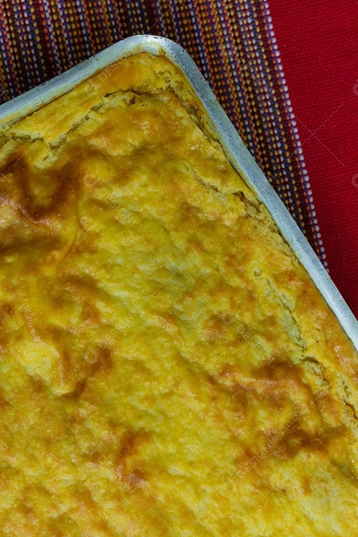 Torta de Palmito na Mesa de Madeira da Cozinha. Famosa Torta de Natal no Brasil. Vista do topo.